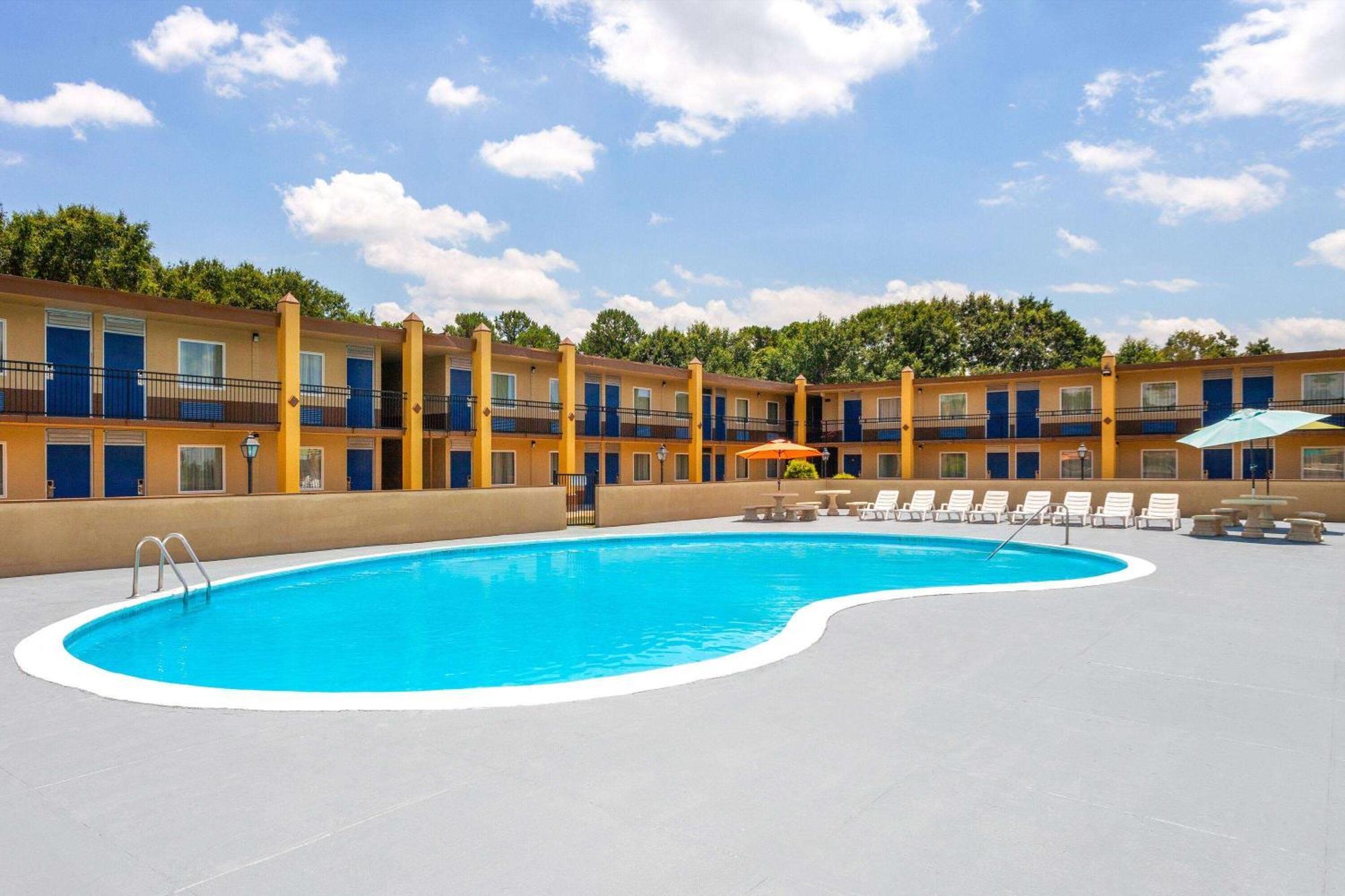 Days Inn By Wyndham Шелби Екстериор снимка